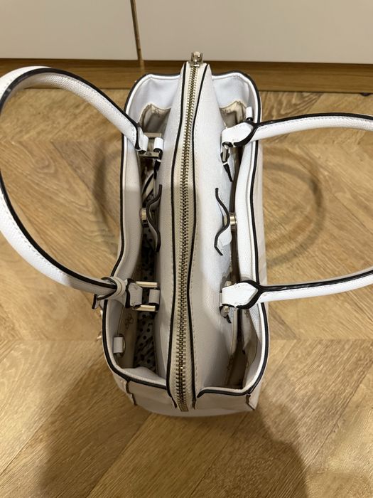 Бяла дамска чанта Guess