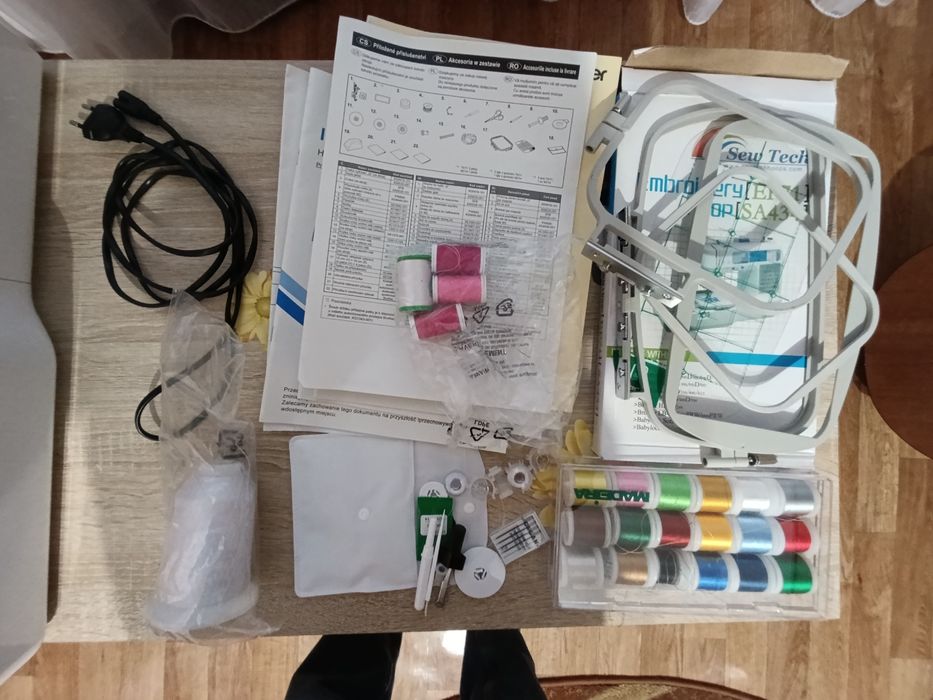 Mașină de brodat Brother M240ED Disney – ca nouă, cu accesorii și ațe