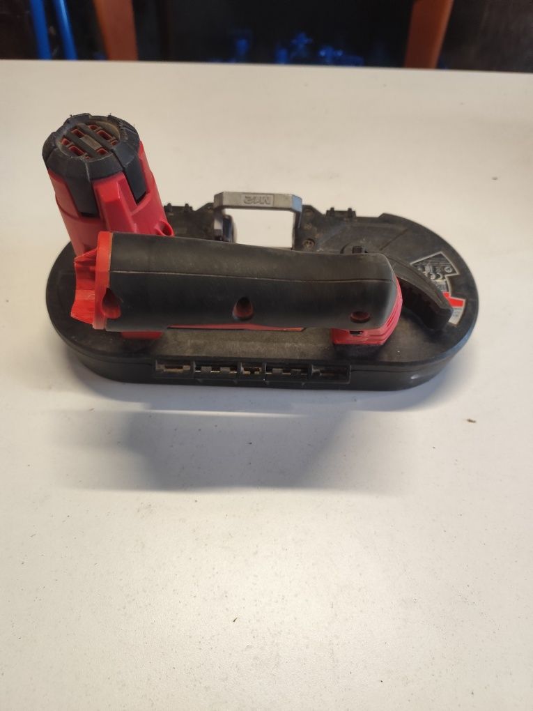 Акумулаторен лентов трион банциг Милуоки Milwaukee M12 BS