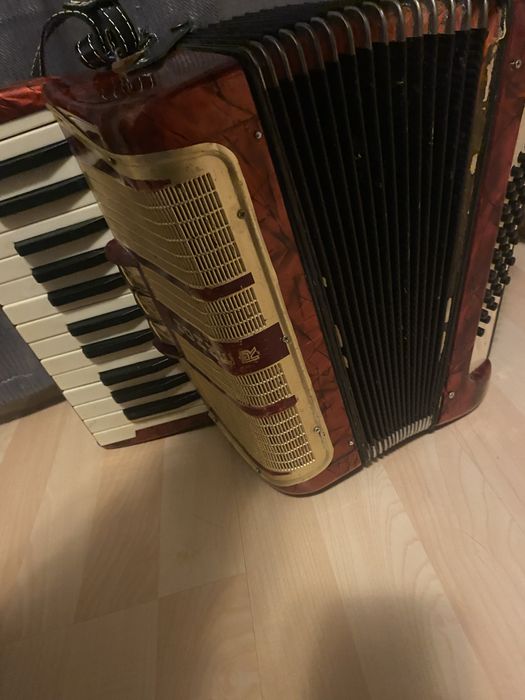 Vand doua acordeoane care necesita reparatii!