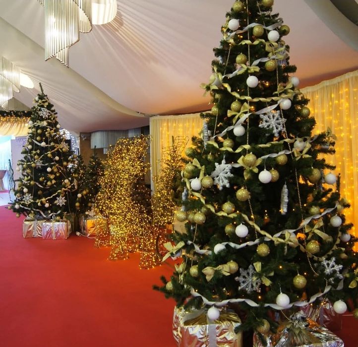 Yangi yil bezak archa va o'yinchoqlar