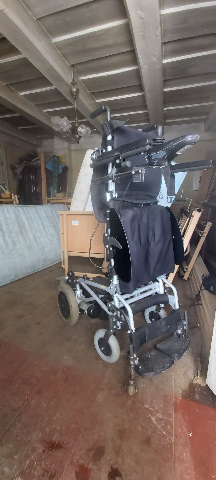 Scaun pentru persone cu dizabilități care urca trepte