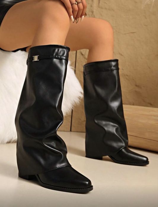 Черни дамски ботуши с ток тип подгънати shark