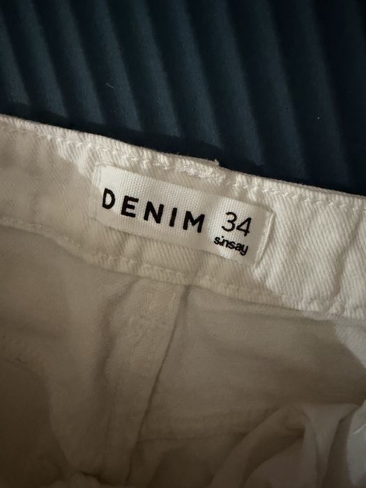 Бели дънки със скъсан ефект