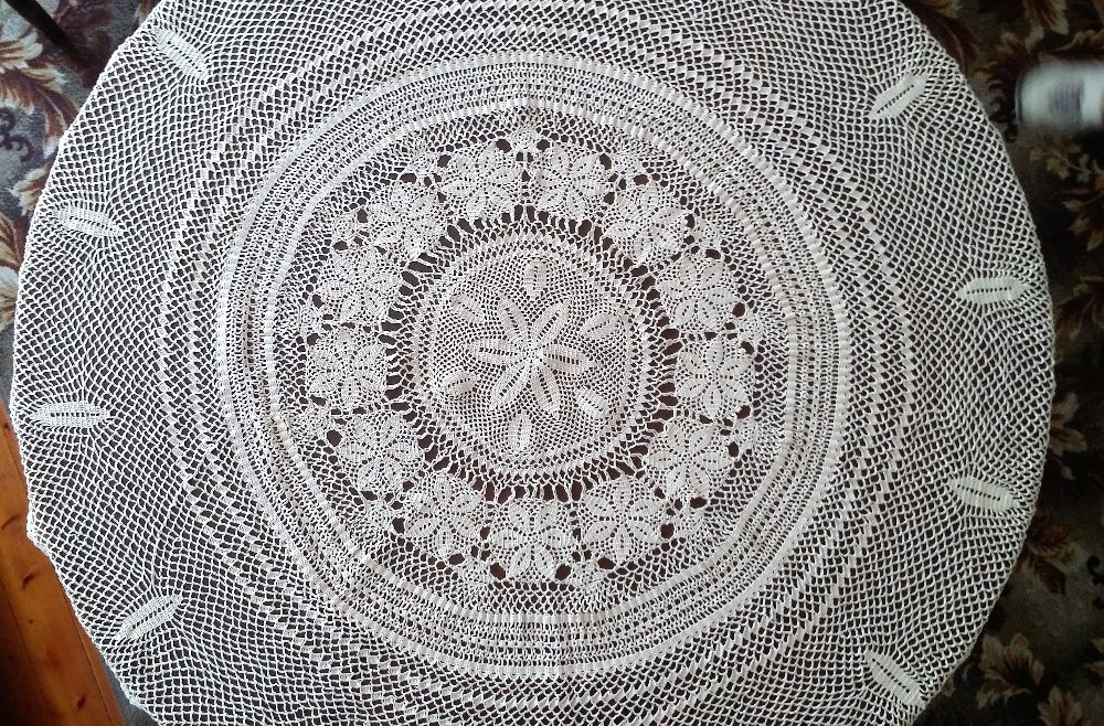 Продавам покривка плетена с диаметър -125см. ,подходяща за маса с диам