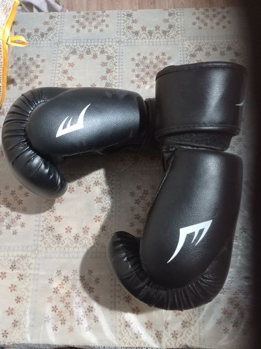 Боксерские перчатки продам срочно.