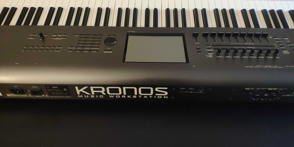 Oferta Black Friday! Korg Kronos 88 + case. Pana pe 15 noiembrie