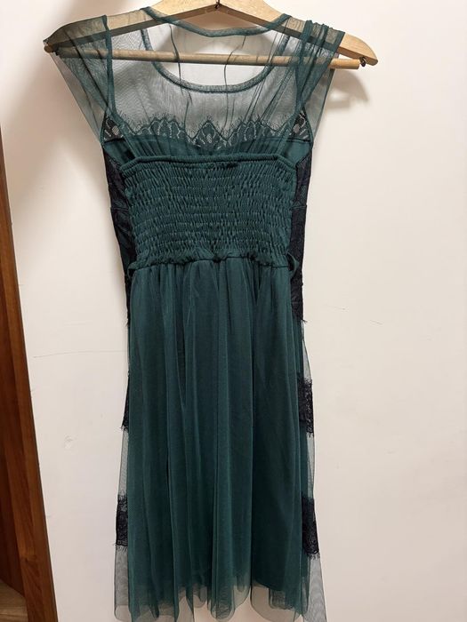 Маслено-зелено рокля с дантела