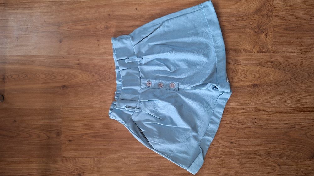 Ефектни кожени къси панталонки в светло синьо