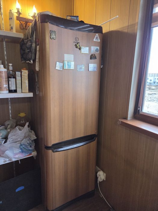 Продаю сломанный холодильник Indesit