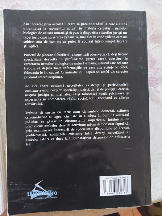 Vând trei cărți...