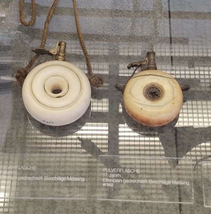 Corn praf pușca  sabie veche secol 17