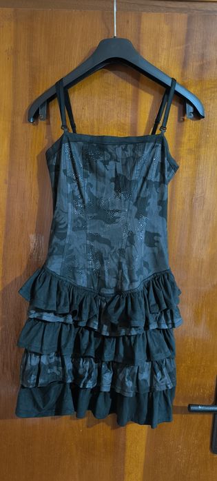 Къса рокля с тънки презрамки