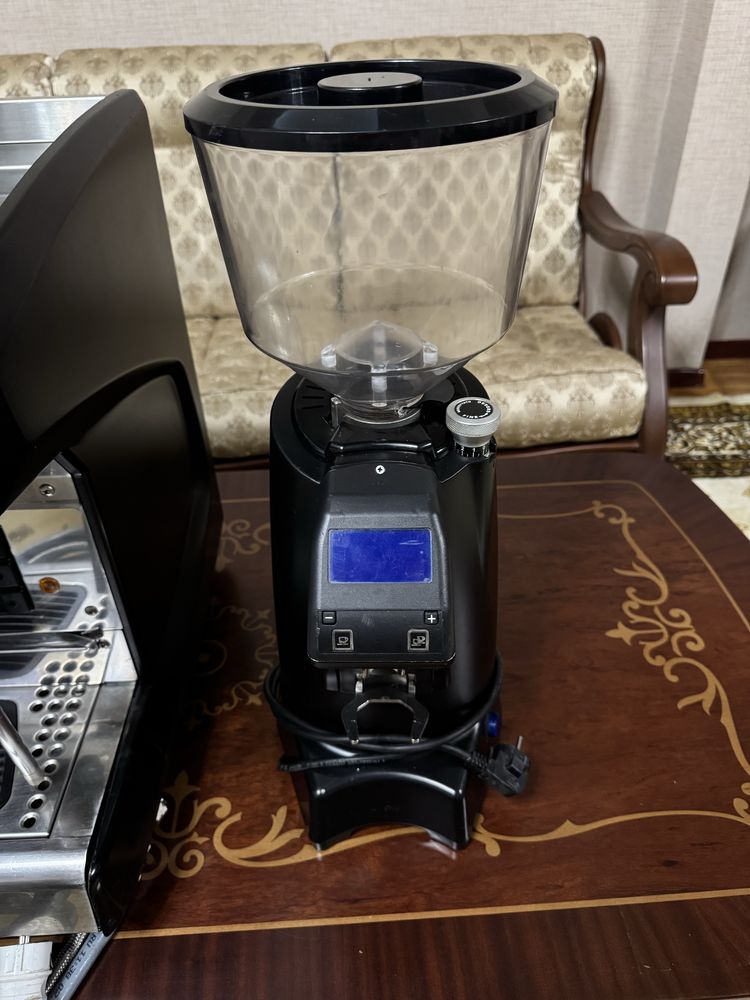 Продаётся кофе машина RANCILIO ITALIA + кофемолка EUREKA