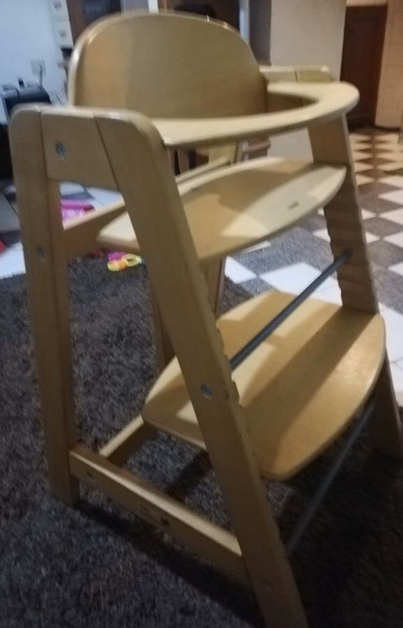 Бебешко дървено столче