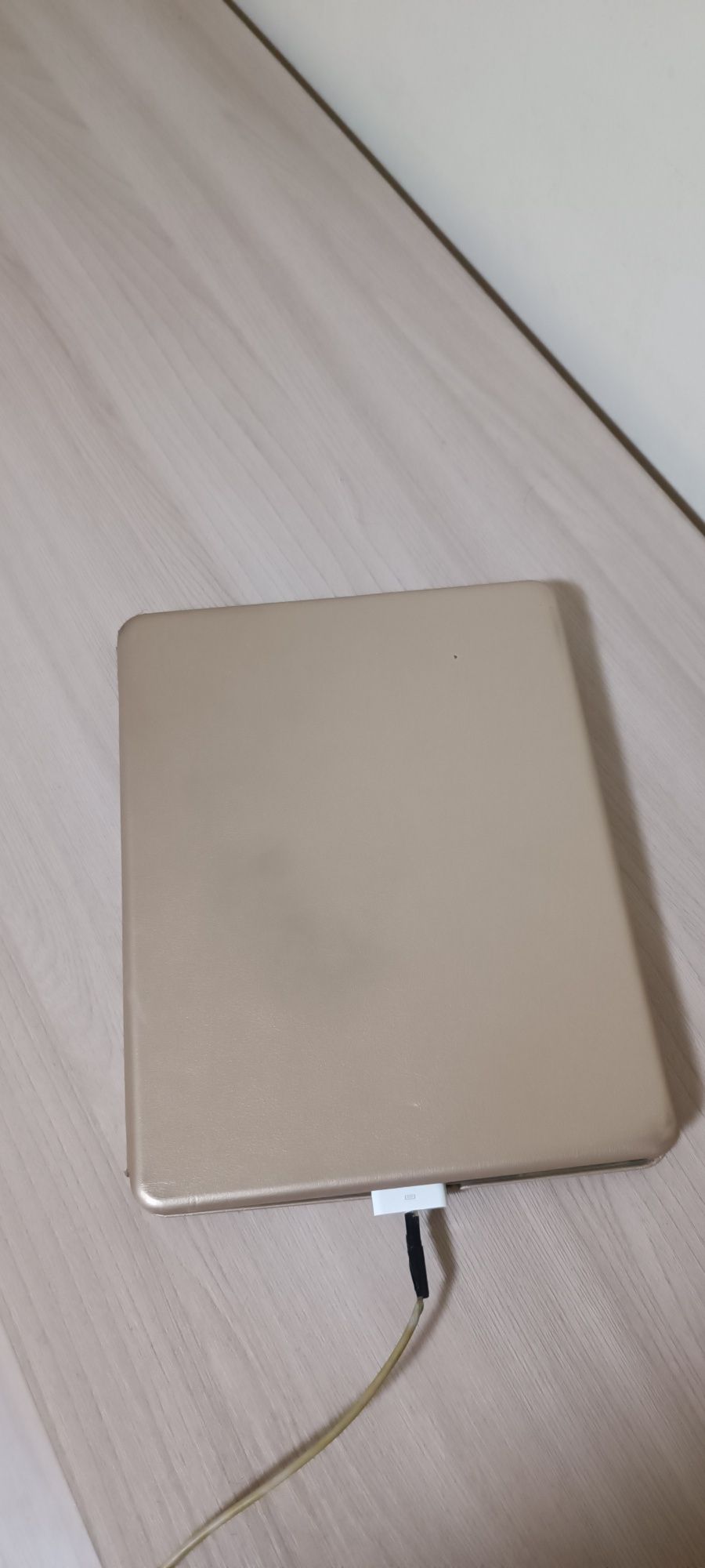 Планшет iPad 2 с чехлом