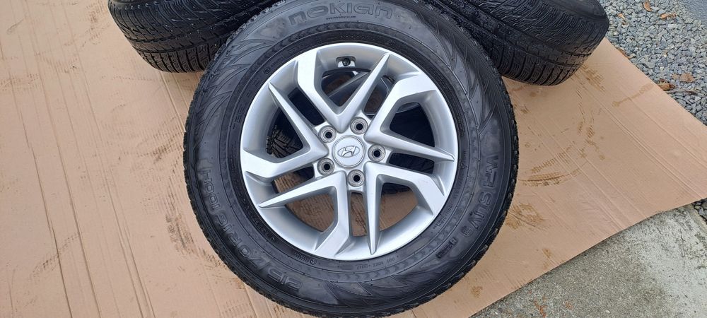 Jante aliaj Hyundai IX 35 R16 cu anvelope iarna Nokian 215/70/16