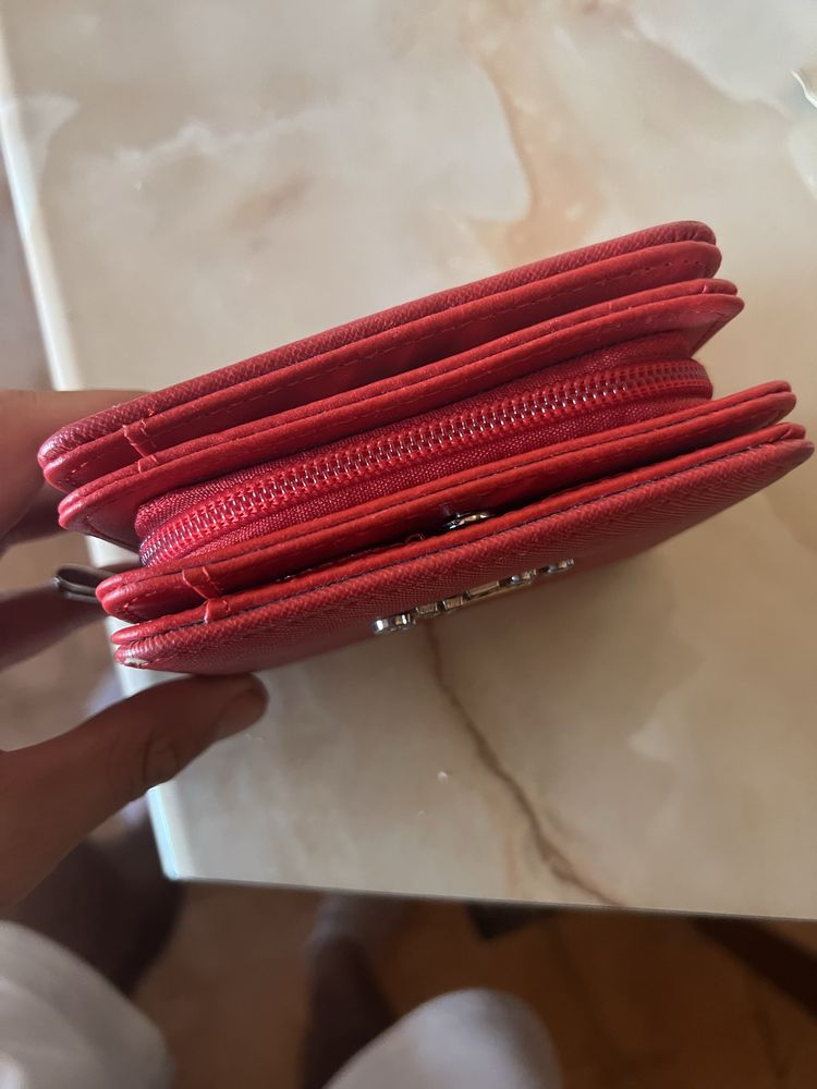 Продавам портмоне на Guess