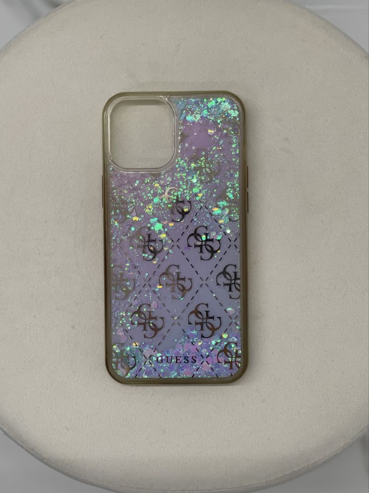 Кейс Guess с плаващ брокат