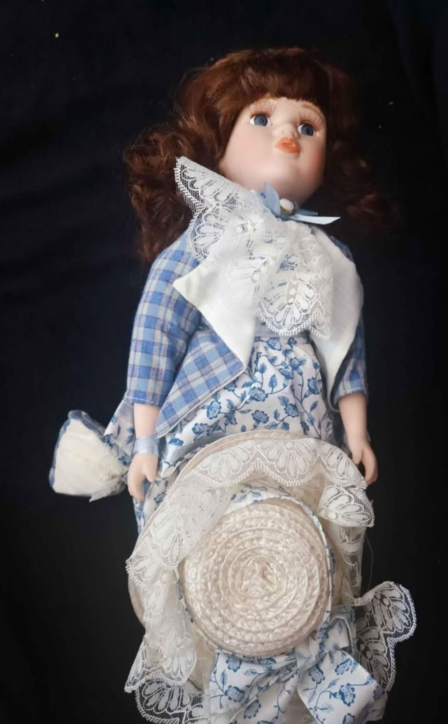 Порцеланова кукла heirloom doll
Ръчно нарисувана
Куклата е колекционер