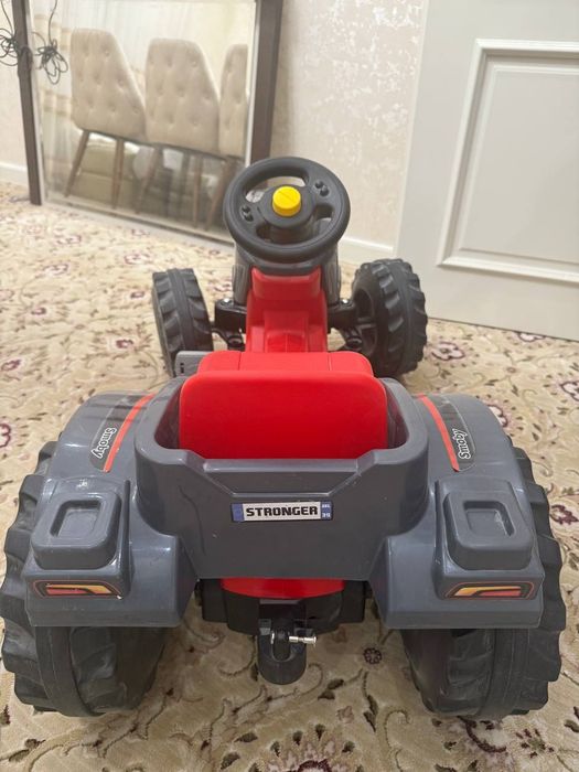 Детский трактор виде механической машины