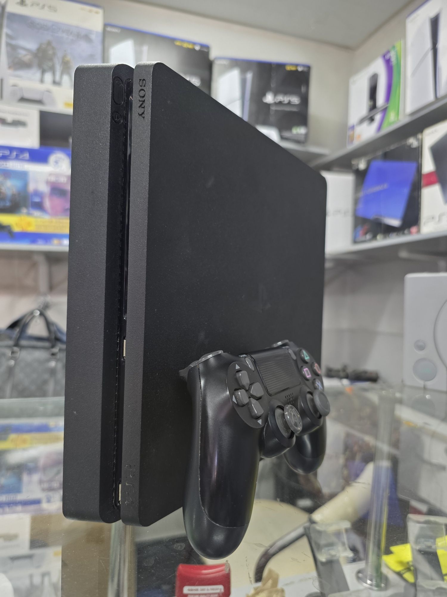Продается игровой консол Sony Playstation 4 slim в хорошем состояние 1