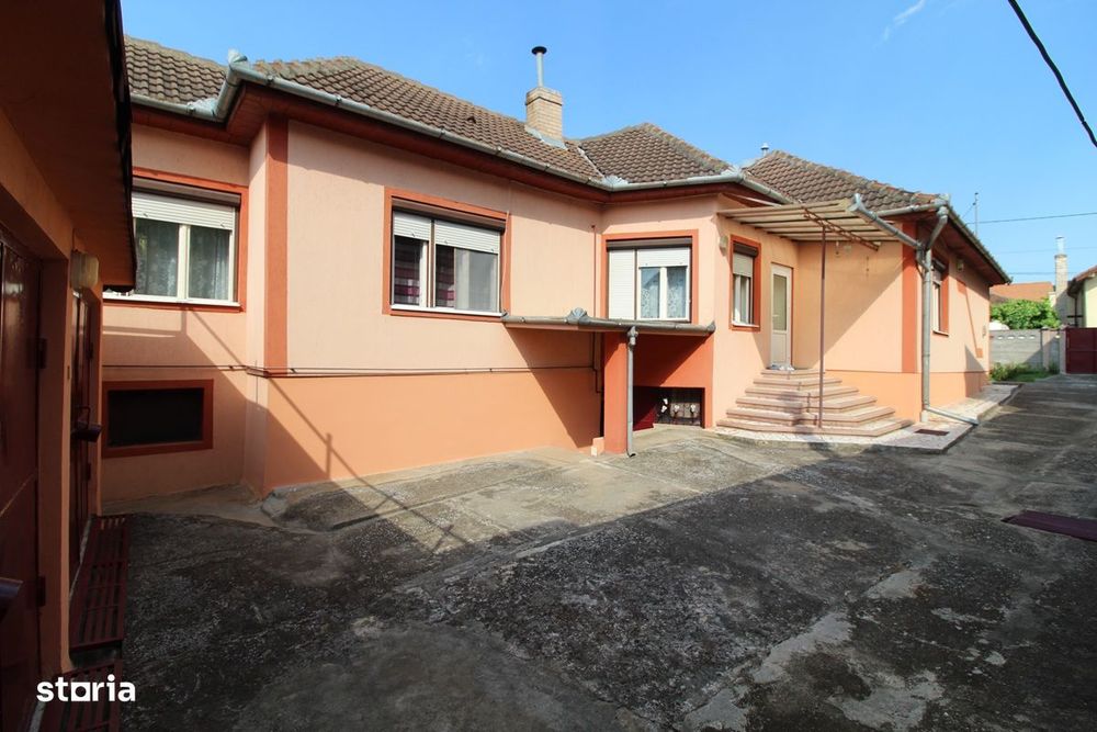 Vând casă D+P în Hunedoara, zona Chizid, teren 541mp, 2 garaje...