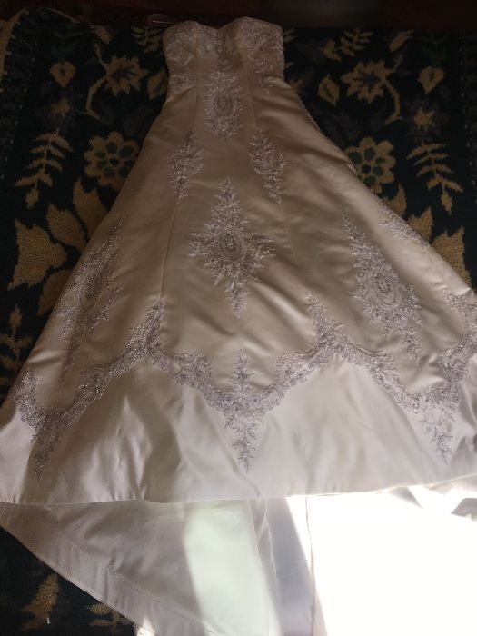 Vând 2 rochii de mireasa