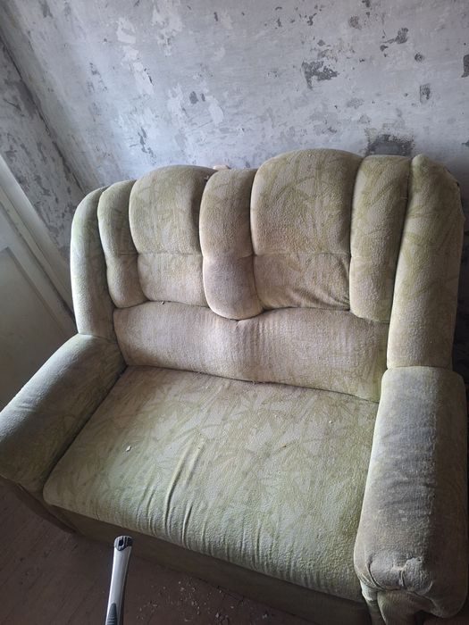 Отдам диван маленький   бесплатно