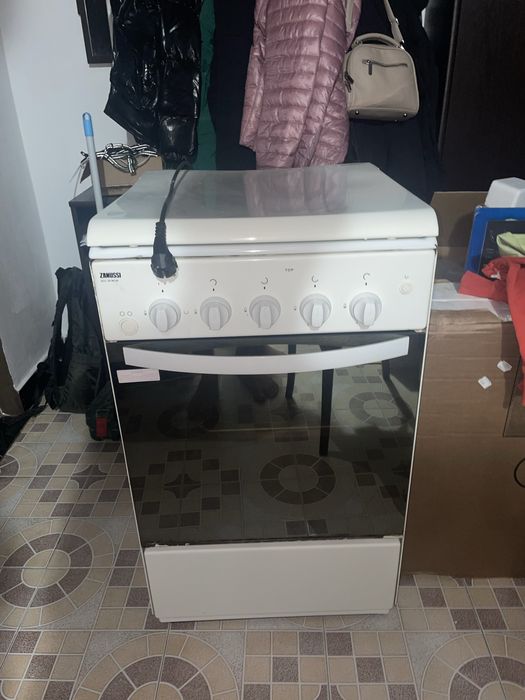 Aragaz Zanussi ZCG55NGW – funcțional, curat, 4 ochiuri + cuptor mare