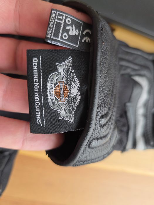 Manusi moto Harley Davidson.