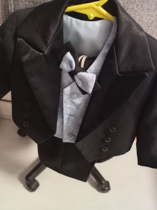 Vând costum bebe (frac)