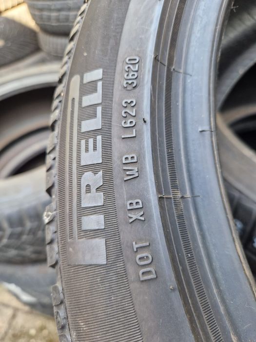 două cauciucuri 235 45 18, de iarnă,m×s