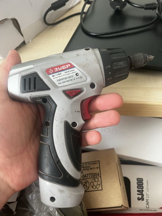 Продам шуруповерт Зубр компактный