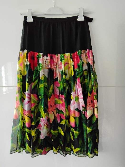 Дамска пола на ,, Blumarine"   размер S,нова,цена 30 лв.