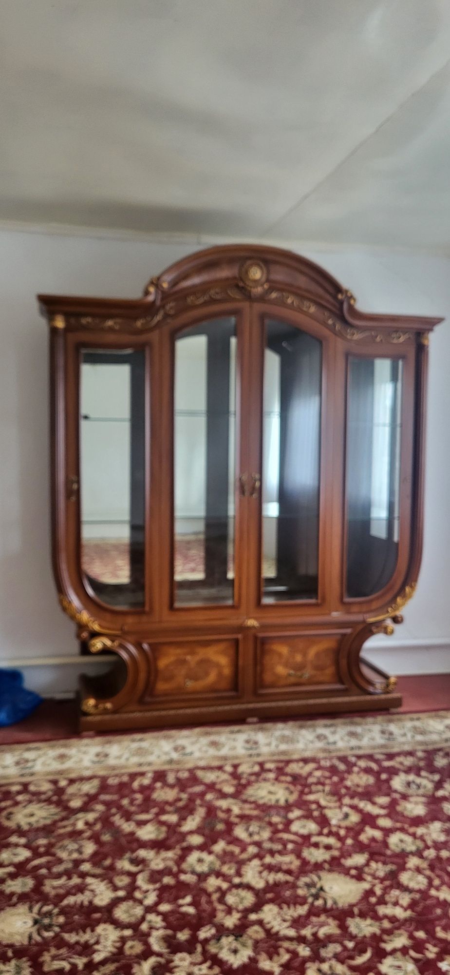 Продаеься сервант
