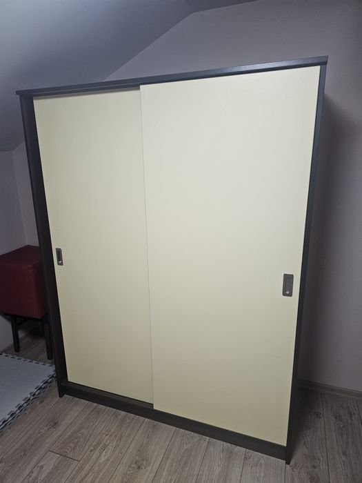 Двукрилен гардероб