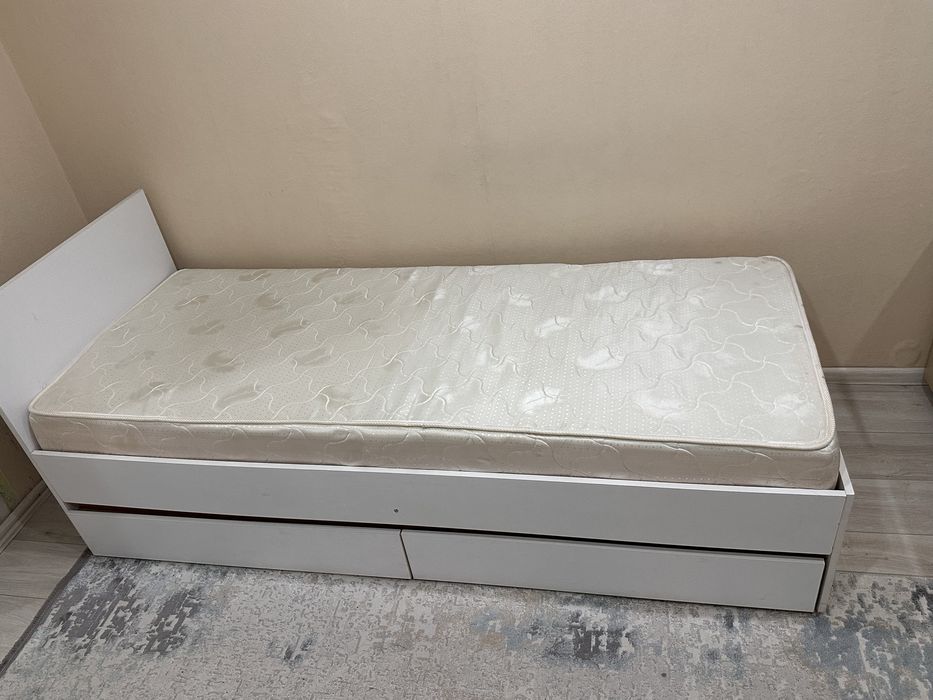 Продам кровать с матрасом