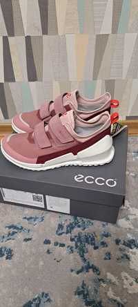 Продам новые женские кроссовки Ecco 38p.