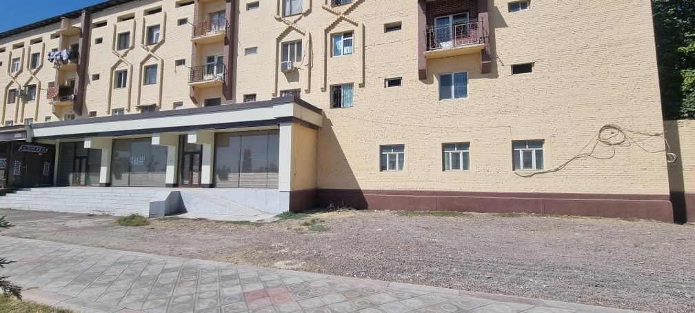 Ohangaron shahrida yo'lni bo'yida noturar bino ijaraga beriladi.