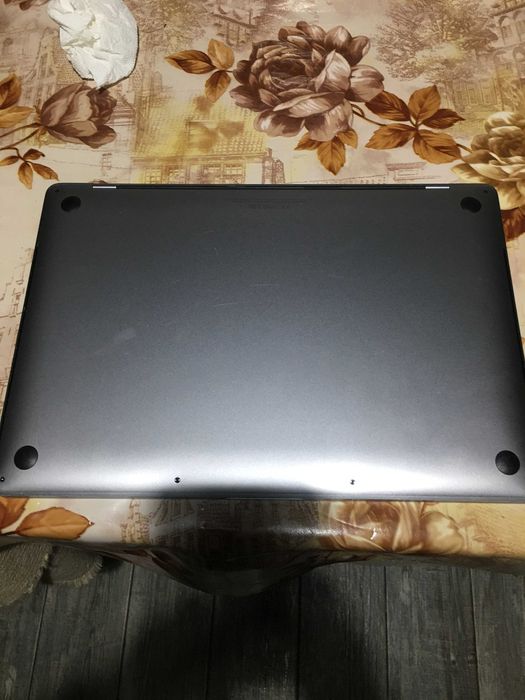 Macbook Pro Retina 15,4 - 2017 Touchbar 500gb-SSD cu 16Gb-RAM