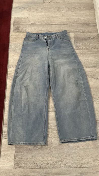 Джинсы широкиие.