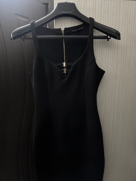 Черна рокля Guess