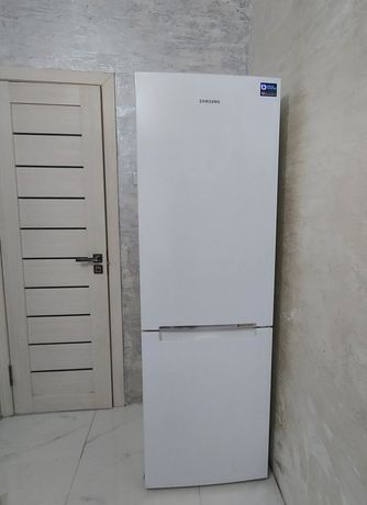 Срочно продам холодильник Самсунг 2-хкамерный  2018 , в отл.сост.