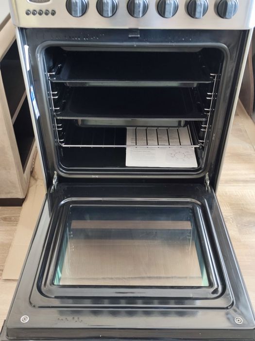 Стъклокерамична готварска печка Indesit, с грил