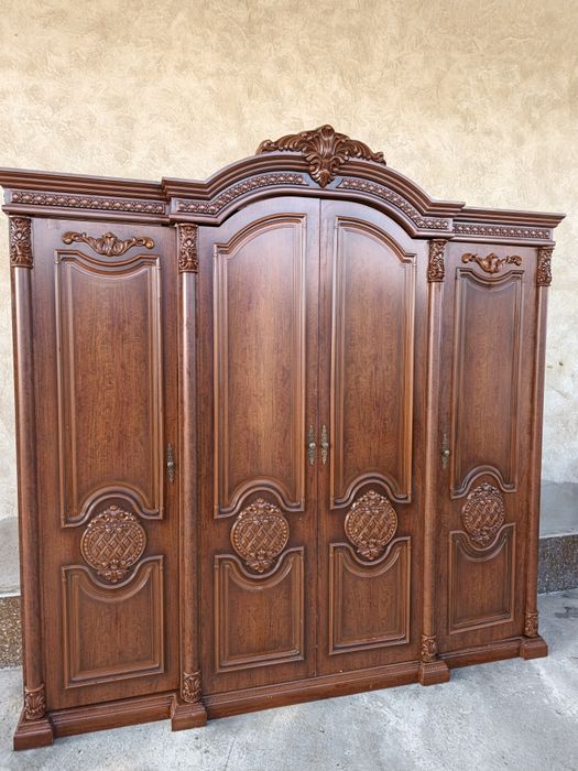 Shkaf tez va arzon sotiladi