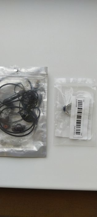 Продам наушники и мужскую печатки новое .