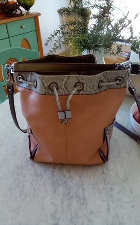 Атрактивна,удобна и много лека за носене чанта с две дръжки,еко кожа
