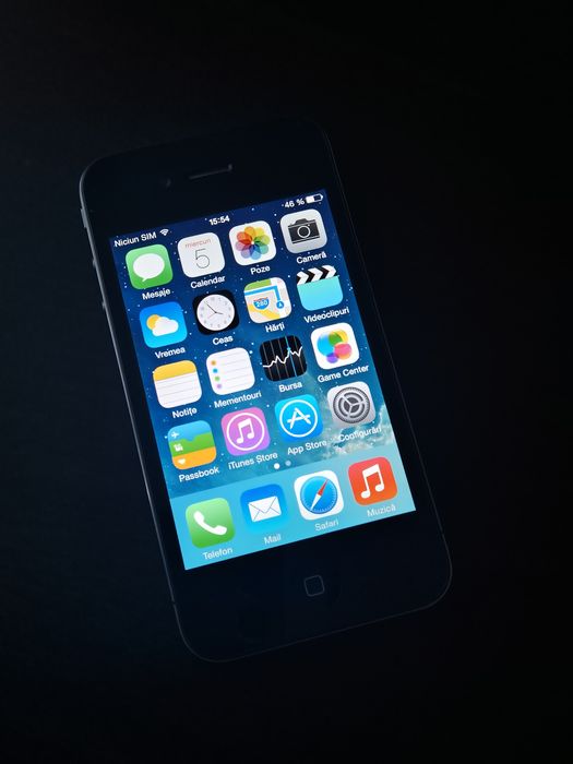 Vand Telefon De Colectie iPhone 4 Negru.