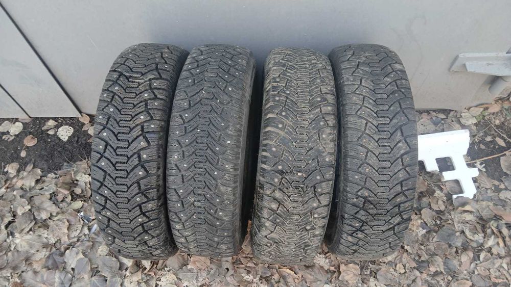 Продам зимнюю, шипованную резину в отличном состоянии 175/65/14.